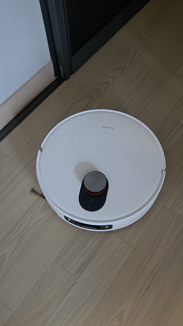 샤오미 로봇청소기 5프로. 트리플 카메라를 통해 전방 사물을 인지하고 곧바로 방향 회전하는 모습을 볼 수 있다. ⓒ임채현 기자