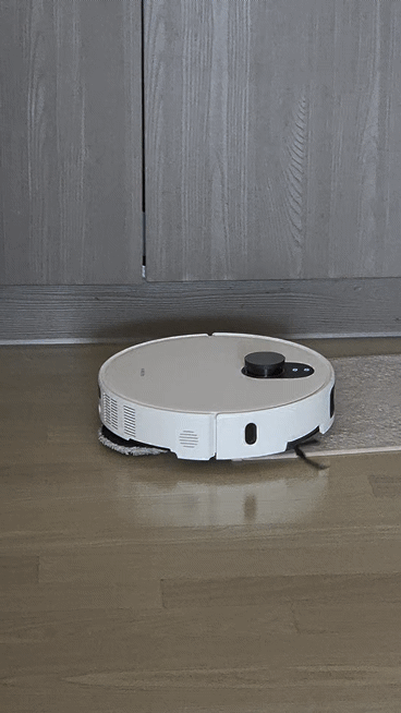 샤오미 로봇청소기 5프로. 처음에 인지하지 못했던 카펫을 반복 작업을 통해 인지하고 올라가는 모습. ⓒ임채현 기자