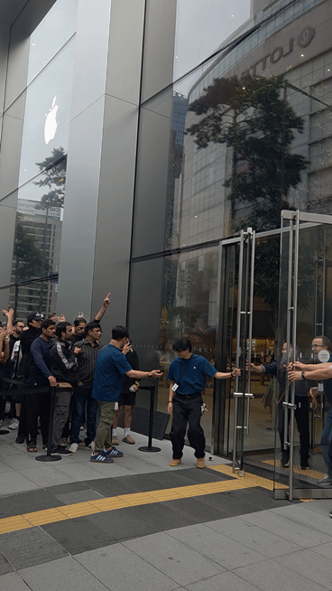 19일 오전 8시 서울 중구 '애플 명동'에서 아이폰 17 시리즈가 출시되는 순간. 매장 문이 열리자 환호성과 함께 고객이 입장하고 있다. /사진=김미현 기자