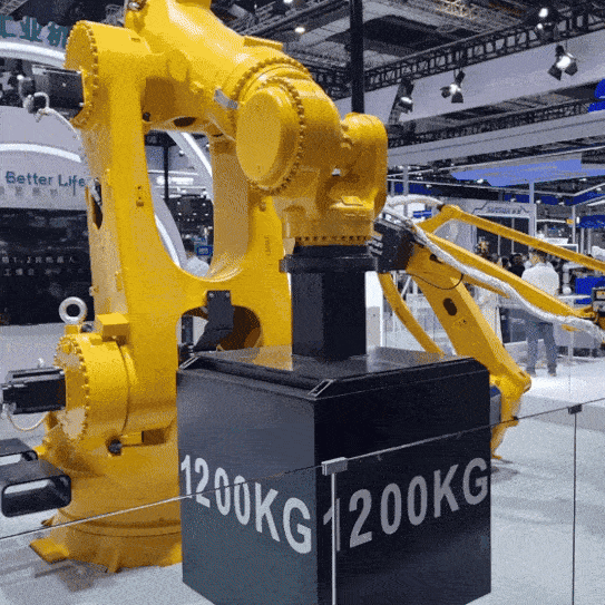 중국 산업로봇 2위 업체  이스툰이 선보인 다관절 로봇팔 ‘ER1200-3300’이 1200kg의 무게 추를 들어올리고 있다. 불과 5초 사이에 1200㎏나 되는 물건을 약 2m 정도 들어 올린 뒤 흔들림 없이 오른쪽으로 2m 정도 옮겼다.  [김영철 기자]
