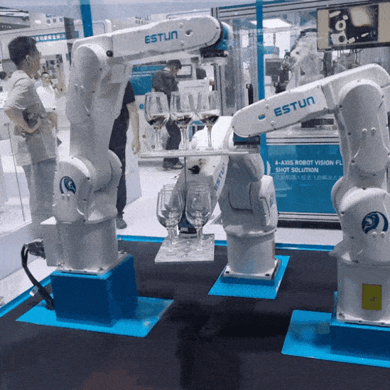 지난 24일(현지시간) 중국 상해에서 열린 ‘중국국제산업박람회(CIIF) 2025’ 전시장에서 중국 내 산업 로봇 점유율 2위인 이스툰(Estun)이 로봇팔 두 개가 위 아래 쟁반에 각각 와인이 담긴 6개의 와인잔 사이로 부딪침 없이 움직이는 고정밀의 협동 동작을 구현해내고 있다. [김영철 기자]