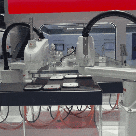 글로벌 전력·자동화·디지털화 기업 ABB 그룹의 자회사인 오스트레일리아 비앤알(B&R)이 지난 24일(현지시간) 중국 상해에서 열린 ‘중국국제산업박람회(CIIF) 2025’ 전시장에서 스카라로봇(다관절 로봇) ‘ACOPOS 6D’의 두 로봇팔들로 바닥에 놓인 납작한 물체들을 일사분란하게 옮기는 작업을 반복적으로 구현해내고 있다. [김영철 기자]