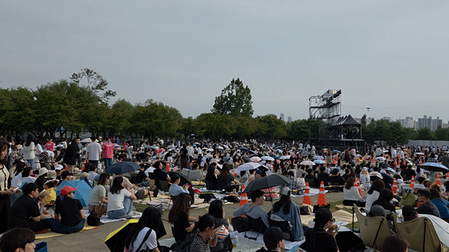 한경미디어그룹이 주최하고 한경닷컴, 한경텐아시아가 주관하는 'ATA 페스티벌 2025'이 27일 서울 상암동 한강난지공원 젊음의광장에서 열렸다. 이날 행사장을 찾은 수천 명의 관객이 공연을 즐기고 있다./영상=박수림 기자