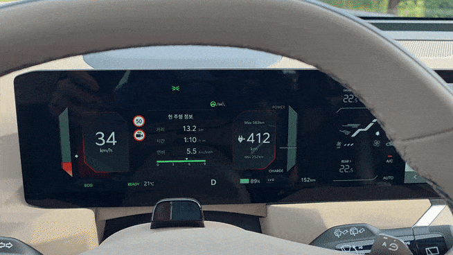 기아 EV5에 적용된 가속 제한 보조 기능이 활성화되면서 팝업 경고 메시지가 클러스터에 나타나고 있다. 서재근 기자