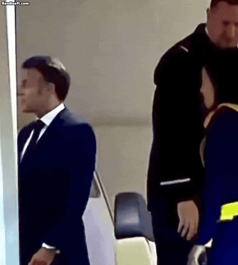 미국 AP 통신이 촬영한 영상에서 지난 5월 25일(현지시간) 오후 에마뉘엘 마크롱 대통령 프랑스 대통령이 전용기 내부에서 부인 브리지트 마크롱 여사에게 얼굴을 맞고 멋쩍게 손을 흔들고 있다. [엑스(X·옛 트위터) 갈무리]