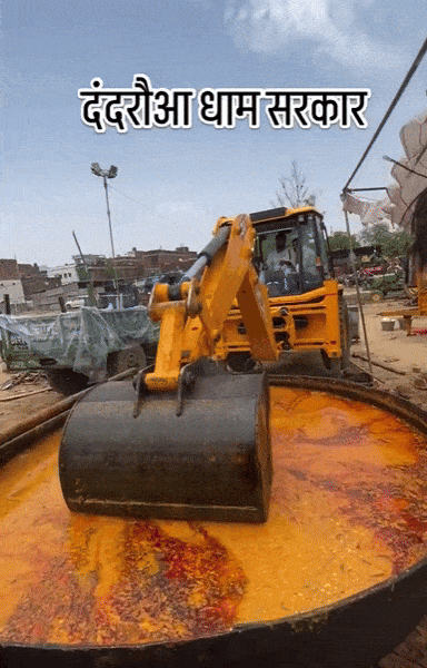 인도에서 굴착기 삽으로 대형 솥 안의 커리를 저으며 요리하는 모습을 영상이 SNS에 올라오면서 위생 논란이 불거졌다. SNS 갈무리