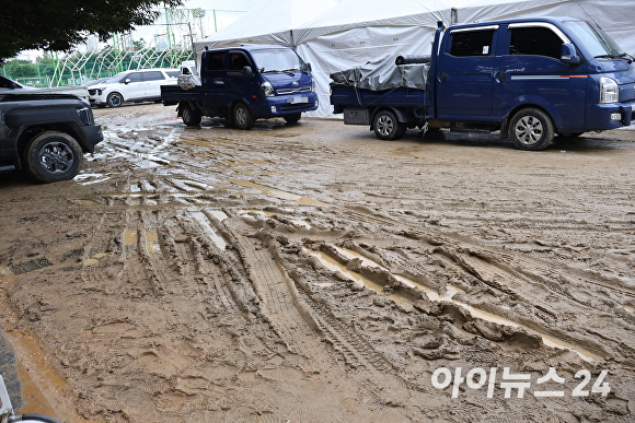 2025년 제32회 증평인삼골축제 음식 부스 옆 진흙탕