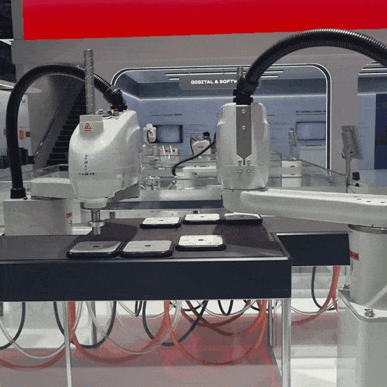 글로벌 전력·자동화·디지털화 기업 ABB 그룹의 자회사인 오스트레일리아 비앤알(B&R)이 지난 24일(현지시간) 중국 상해에서 열린 ‘중국국제산업박람회(CIIF) 2025’ 전시장에서 스카라로봇(다관절 로봇) ‘ACOPOS 6D’의 두 로봇팔들로 바닥에 놓인 납작한 물체들을 일사분란하게 옮기는 작업을 반복적으로 구현해내고 있다. [김영철 기자]