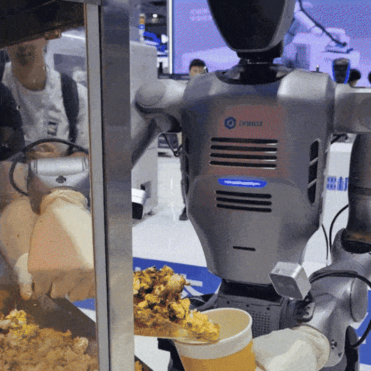 중국 선전에 위치한 산업용 협동로봇 제조기업 ‘두봇(Dobot)’의 휴머노이드 로봇 ‘ATOM’이 지난 23일(현지시간) 중국 상하이 국가컨벤션센터(NECC)에서 열린 ‘중국국제산업박람회(CIIF·Chinese International Industry Fair)’ 전시장에서 팝콘을 컵에 담고 있다. 김영철 기자