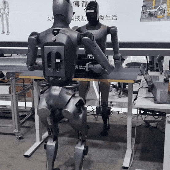 중국 상하이 휴머노이드 로봇 업체인 ‘푸리에(Fourier)’의 휴머노이드 로봇 GR-2가 지난 23일(현지시간) 중국 상해 국가컨벤션센터(NECC)에서 열린 ‘중국국제산업박람회(CIIF·Chinese International Industry Fair)’에 마련된 전시장에서 물건이 있는 곳까지 이동해 운반하고 물건을 식별해 다른 로봇에게 전달하는 모습. 김영철 기자