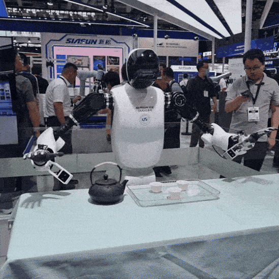 중국 시아순(Siasun) 그룹의 자회사 두코(Duco) 부스에서 휴머노이드 로봇 MR73A가 주전자에 담긴 물을 찻잔에 따르고 있다. 김영철 기자