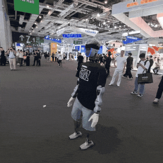 중국 선전에 위치한 산업용 협동로봇 제조기업 ‘두봇(Dobot)’에서 선보인 휴머노이드 로봇. 전시장 내부를 5분 정도 활보하고 있다. 활보하는 과정에서 방향을 바꾸고, 눈 앞에 물체가 있으면 충돌 전 스스로 멈추기도 했다. 김영철 기자