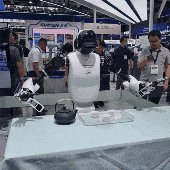 지난 23일(현지시간) 27일까지 중국 상하이 국가컨벤션센터(NECC)에서 열린 ‘중국국제산업박람회(CIIF·Chinese International Industry Fair)’에 마련된 중국 시아순(Siasun) 그룹의 자회사 두코(Duco) 부스에서 휴머노이드 로봇 MR73A가 물이 담긴 주전자를 찻잔에 따르고 있다. [김영철 기자]