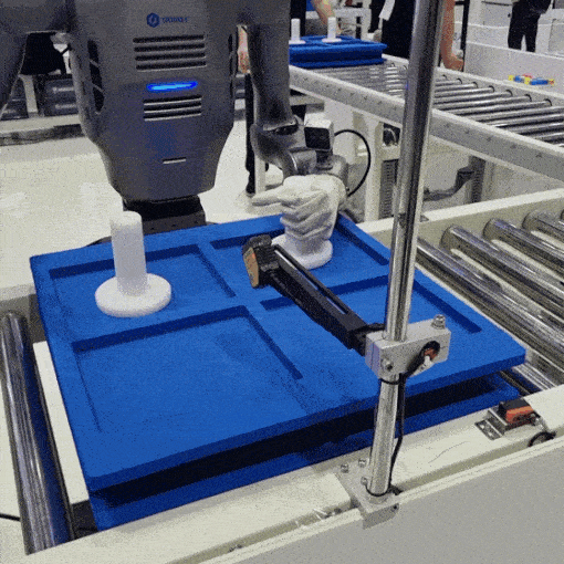 중국 선전에 위치한 산업용 협동로봇 제조기업 ‘두봇(Dobot)’에서 선보인 휴머노이드 로봇. 주어진 물건을 바코드에 찍고 전달하고 있다. [김영철 기자]