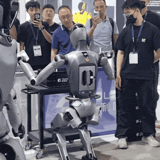 중국 상하이 휴머노이드 로봇 업체인 ‘푸리에(Fourier)’의 휴머노이드 로봇 GR-2가 지난 23일(현지시간) 중국 상해 국가컨벤션센터(NECC)에서 열린 ‘중국국제산업박람회(CIIF·Chinese International Industry Fair)’에 마련된 전시장에서 물건이 있는 곳까지 이동해 운반하는 모습. [김영철 기자]