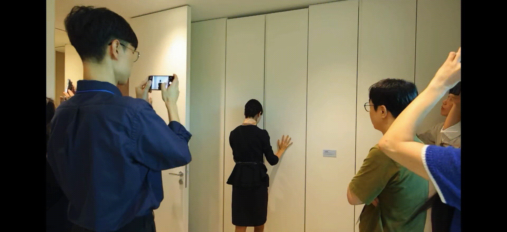 삼성물산 '넥스트홈'에서 직원이 이동식 벽장을 밀어 공간을 재배치하는 방법을 시연하고 있다. /삼성물산