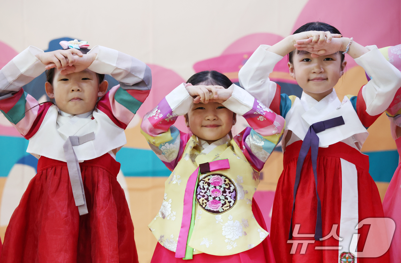 [뉴스1 PICK]한복 입고 큰절 배우는 어린이들 '풍성한 한가위 보내세요'