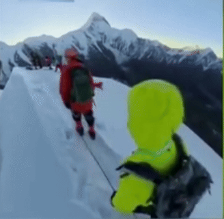 중국의 설산에서 한 등산객이 동료의 사진을 찍어주려다 장비에 발이 걸리며 추락해 숨졌다. SNS