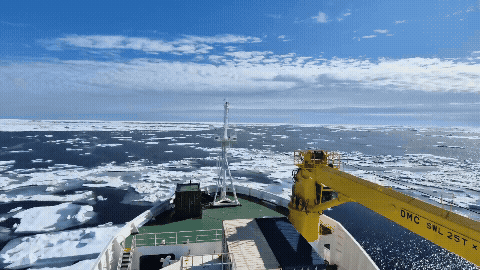 올해 아라온호는 태평양에서 북극해로 진입했는데 예년보다 낮은 위도에 두꺼운 바다얼음이 분포해 있는 것을 확인했다. [사진=극지연구소]