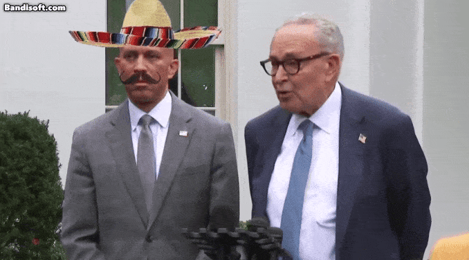 지난 29일(현지시간) 도널드 트럼프 미 대통령이 자신의 소셜미디어 트루스소셜에 딥페이크 영상으로 민주당의 하킴 제프리스 하원 원내대표(왼쪽)와 척 슈머 상원 원내대표가 취재진들에게 발언하는 모습 올린 모습. 해당 영상에서 제프리스 대표는 멕시코 전통 모자 ‘솜브레소’와 수염이 합성돼 있으며, 슈머 대표는 AI 음성으로 민주당을 비판하는 발언을 비속어를 섞어가며 말하고 있다. [트루스소셜 캡처]