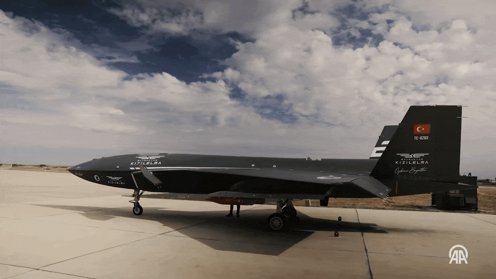 무인전투기 크즐엘마의 외부 장착대에 톨룬 폭탄이 실려 있다. 바이카르 엑스