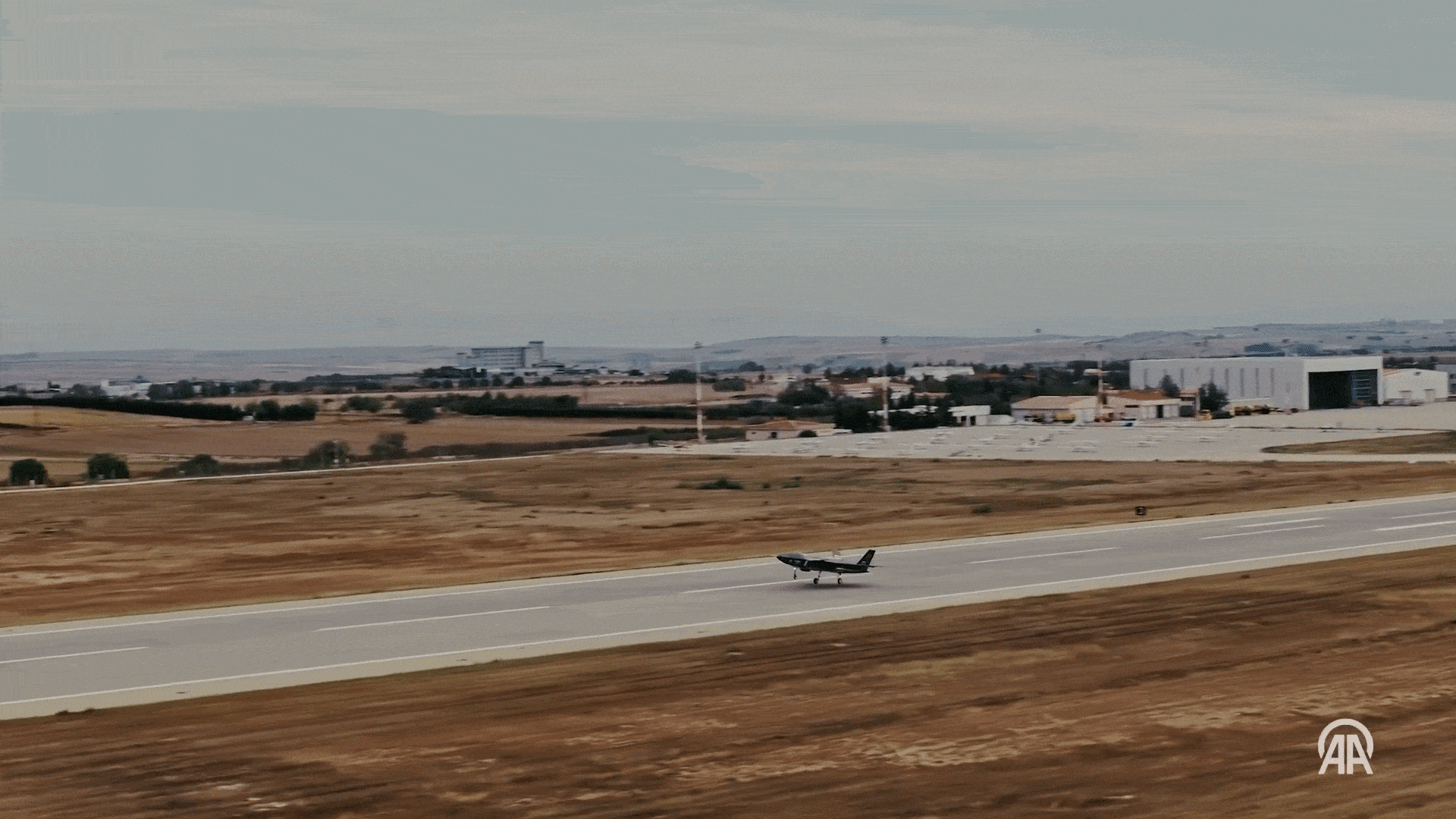 무인전투기 크즐엘마가 외부 장착대에 톨룬 폭탄을 매단 채 시험 비행에 나서고 있다. 바이카르 엑스