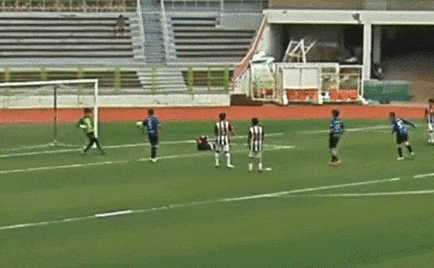 8월24일 서울 용산구 효창공원운동장에서 벌어진 서울시민리그 축구 경기 도중 FC BK 소속 A 선수가 상대팀 B 선수의 후두부를 가격하고 있다. ⓒ유튜브 유소년스포츠TV 채널 캡처