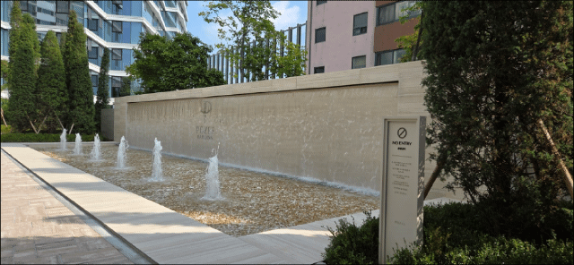 포제스 한강 문주 안으로 들어서면 나오는 사이프러스 나무와 분수대. 오유교 기자.