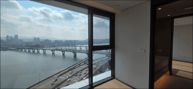 포제스 한강 전용 216㎡타입 내부 방의 한강뷰. 오유교 기자.