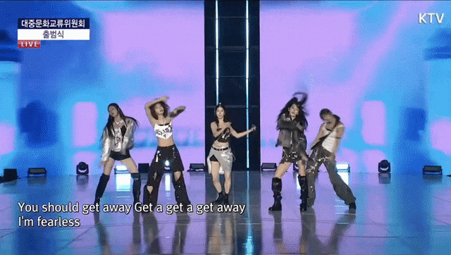 아이돌 그룹 르세라핌의 멤버 카즈하가 2일 오후 경기 고양시 일산 킨텍스에서 열린 대중문화교류위원회 출범식에서 '피어리스' 무대를 하던 중 귀걸이를 떨어트렸다. /KTV 유튜브 캡처