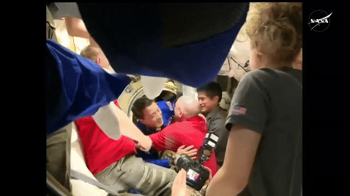 한국계 미국인 조니 김이 지난 4월 8일 소유즈에서 내려 ISS에 체류 중인 우주인과 반갑게 인사를 나누고 있다. [사진=NASA]