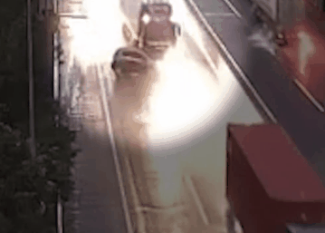 고속도로에서 트레일러가 SUV를 들이받은 뒤 그대로 수백미터를 밀고 갔다 [사진=연합뉴스]