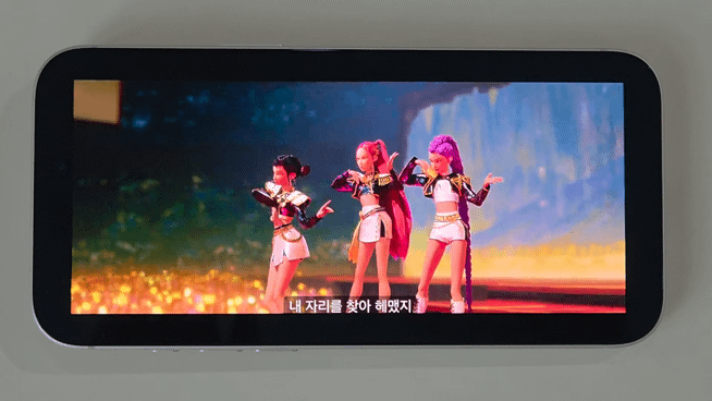 아이폰 17 프로 맥스로 넷플릭스 '케이팝 데몬 헌터스'를 보는 모습. 사진=구자윤 기자