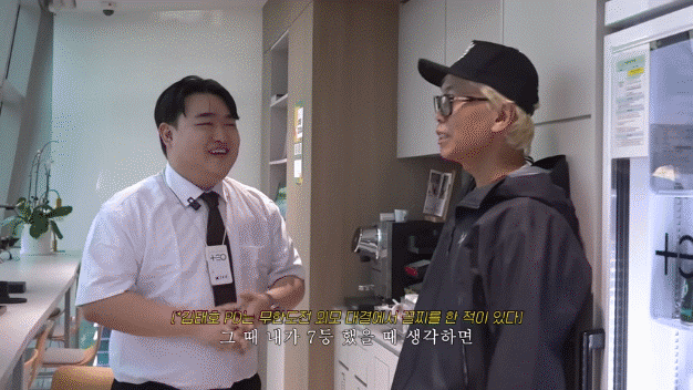 김태호(오른쪽) PD가 서울 마포구 상암동에 둔 제작사 테오 사무실에서 찍은 유튜브 예능에 출연해 '무한도전' 관련 얘기를 하고 있다. 테오오피스 영상 캡처