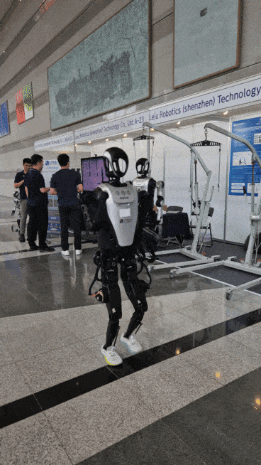 중국 러쥐 로보틱스(Leju Robotics)가 지난 1일 서울 삼성동 코엑스에서 열린 ‘휴머노이드 2025 콘퍼런스’에서 휴머노이드 로봇 ‘콰보’를 시연하고 있다. 김현일 기자