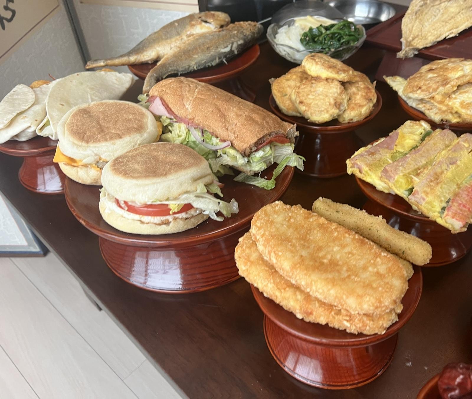 온라인에서 화제가 된 차례상. 샌드위치, 햄버거, 치즈스틱 등 패스트푸드 체인점의 음식들이 올라와 있다. (출처=온라인 커뮤니티 캡처)