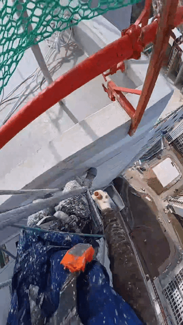 신축 아파트 외벽에 페인트 작업하고 있는 로프공 변준성 씨가 건물 옥상에서 바디캠으로 촬영한 현장.