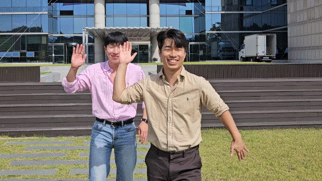 지난 2일 경기 양주시청 앞에서&nbsp;채지석(왼쪽)·정겨운 주무관이 가수 플라이투더스카이의 ‘씨 오브 러브(Sea Of Love)’ 춤을 선보이고 있다.