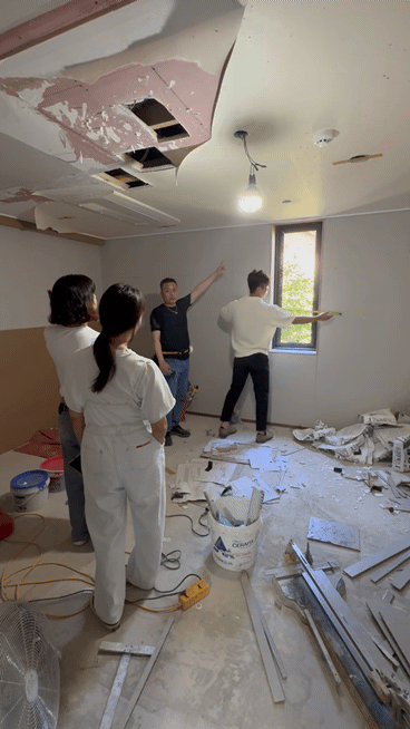 하 씨가 무인모텔 리모델링 공사 과정에서 창문 크기에 대해 논의하고 있다.