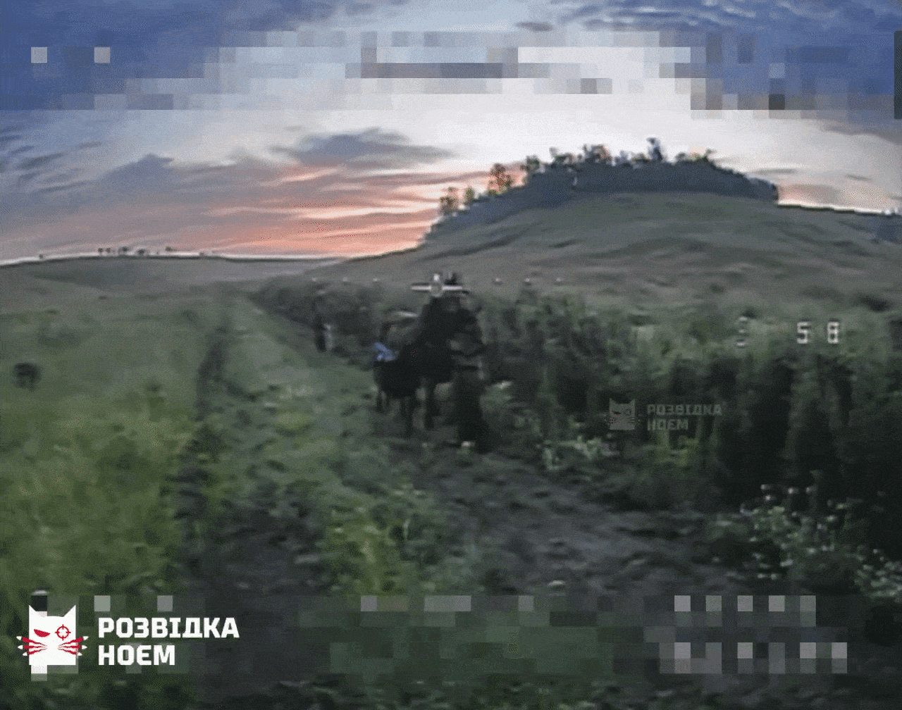 드론이 접근하자 병사가 말머리를 왼쪽으로 밀고 자신은 오른쪽으로 피하려 시도하는 모습. 러시아 기병 부대가 우크라이나군 드론에 정밀 타격을 받기 직전 장면이다. 출처=텔레그램