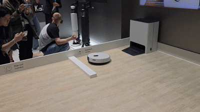 삼성전자 IFA 2025 부스에서 하반기 출시될 로봇청소기 신제품이 4.5cm 문턱을 넘는 시연을 선보이고 있다. 2025.9.4/뉴스1 ⓒ 뉴스1 박주평 기자