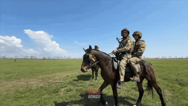 우크라이나 점령지에서 훈련 중인 러시아군 병사들이 말에 올라타 전투 임무를 준비하고 있다. 사진=블로거 워곤조 텔레그램 캡처