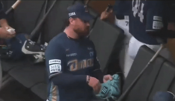 로건이 7일 호흡을 맞춘 포수 김정호와 하이파이브를 나누고 있다. (사진=TVING 중계화면 캡처)