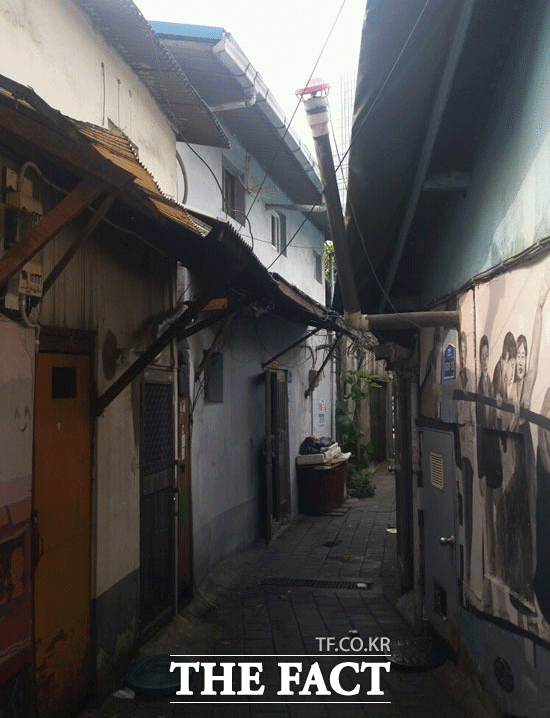 국회 보건복지위원회 소속 백종헌 국민의힘 의원이 보건복지부로부터 제출받은 자료에 따르면 고독사 예방을 위한 응급안전 안심 서비스 예산은 2020년 124억 원에서 2023년 272억 원으로 두 배 이상 증가했다. 그러나 같은 기간 고독사로 분류된 사망자 수는 3279 명에서 3661 명으로 오히려 11% 이상 늘었다. 사진은 독거노인이 다수 거주하고 있는 서울 영등포 쪽방촌. /이성락 기자