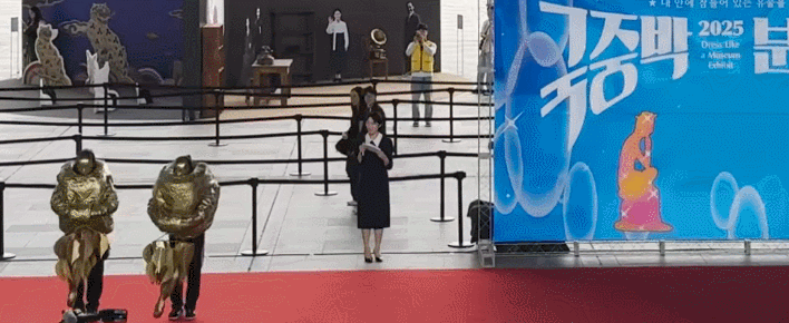 지난달 27일 오후 서울 용산구 국립중앙박물관에서 열린 ‘2025 국중박 분장대회’에서 경주 황오동 금귀걸이를 재현한 참가자들이 옆으로 빠르게 움직이며 귀걸이 이파리 장식의 움직임을 표현하고 있다. 이혜원 기자 hyewon@donga.com