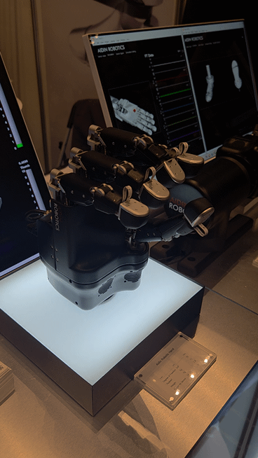 에이딘로보틱스의 인간형 로봇핸드가 손가락을 자유자재로 부드럽게 움직이는 모습. [사진=박지은 기자]