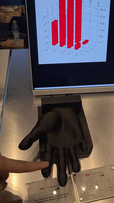 에이딘로보틱스의 택타일 센서(Tactile Sensor)를 만지자 그래프에 변화가 생기는 모습. [사진=박지은 기자]