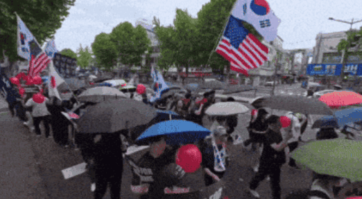 10월 3일 동대문에서 광화문으로 향한 개천절 정부 규탄 집회. 시민들이 구호를 외치며 행진했다. (영상=@youngishere1)