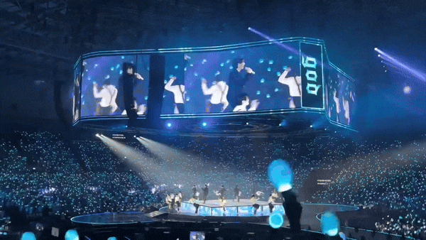 1세대 아이돌 god의 팬덤은 상징인 하늘색 풍선을 흔들었으나, 현재는 하늘색 풍선을 형상화한 응원봉을 공식 굿즈로 채택하고 있다. 2024년 9월 god 콘서트에서 팬들이 응원봉인 '하풍봉'을 흔들고 있다./ 독자제공