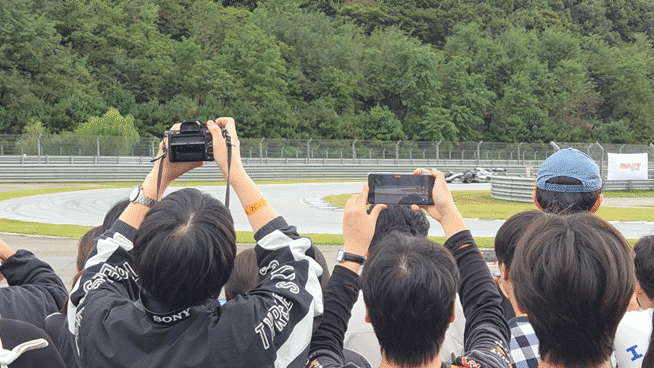 12일 경기 용인시 에버랜드 스피드웨이 서킷에서 메르세데스-AMG 페트로나스 F1팀 소속 발테리 보타스가 주행하는 F1 경주차를 관람하는 모습. /권유정 기자